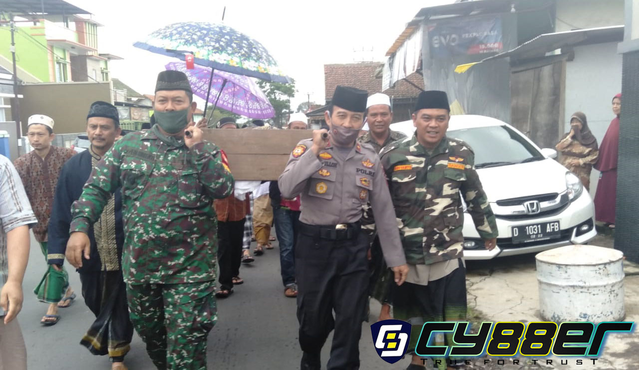 Kapolsek Bersama Danramil Cilawu Tandu Keranda Jenazah Tokoh Ulama KH.Juju Tajudin